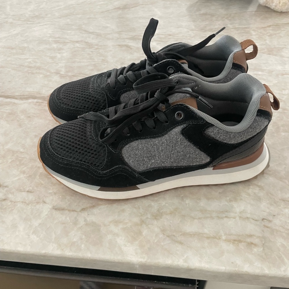 Chic Black and Gray Women's Sneakers